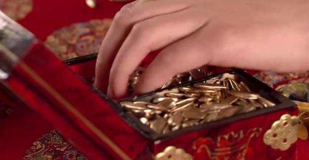 沈眉庄随手抓取的一把“金瓜子”，为啥苏培盛颤抖接过？它值多少钱？