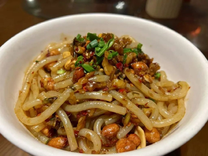 冷粉：冷粉在景德镇是首选小吃，qq弹弹的粗粉配合各种开胃的小菜一起搅