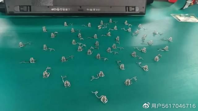 安装电池盒弹簧 徐德痕/摄