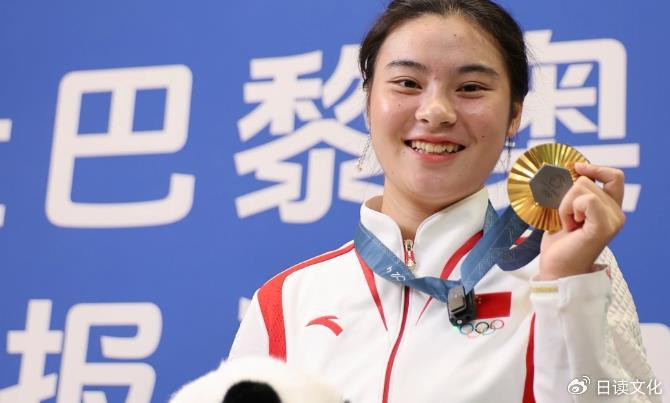 邓雅文，巴黎奥运会上凭借卓越的表现，荣获“年度最佳新人”称号