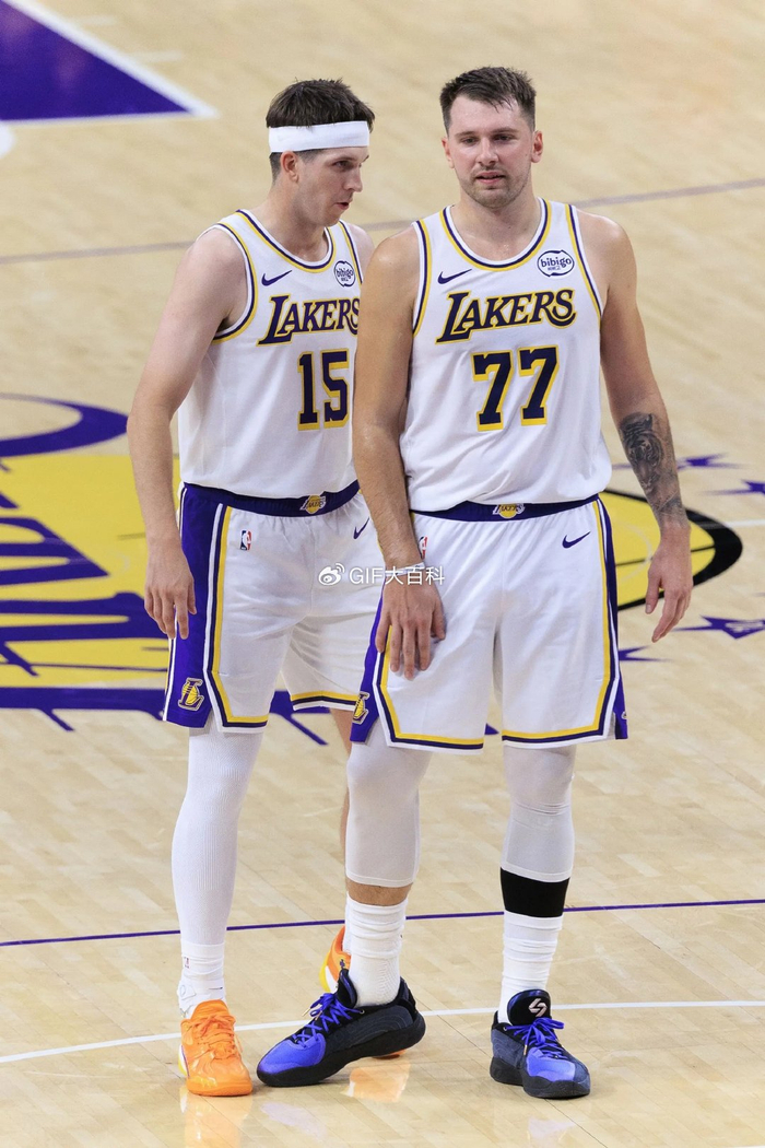 东契奇故意滑倒轰进神仙三分，赛后说是故意的！连续两场三节打卡