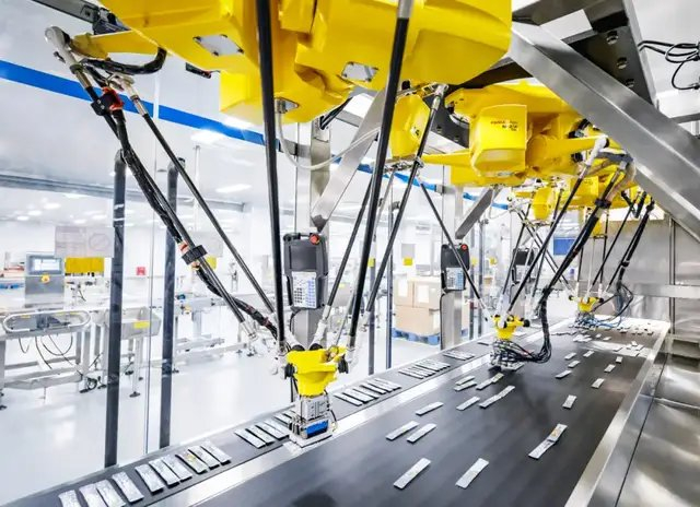 流水线的自动化程度颇高，能够看到机械手参与充填、分拣等过程，一条流