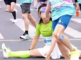 马拉松劈叉女事件惹公愤，摆拍险绊倒跑友引发踩踏，为何屡禁不止
