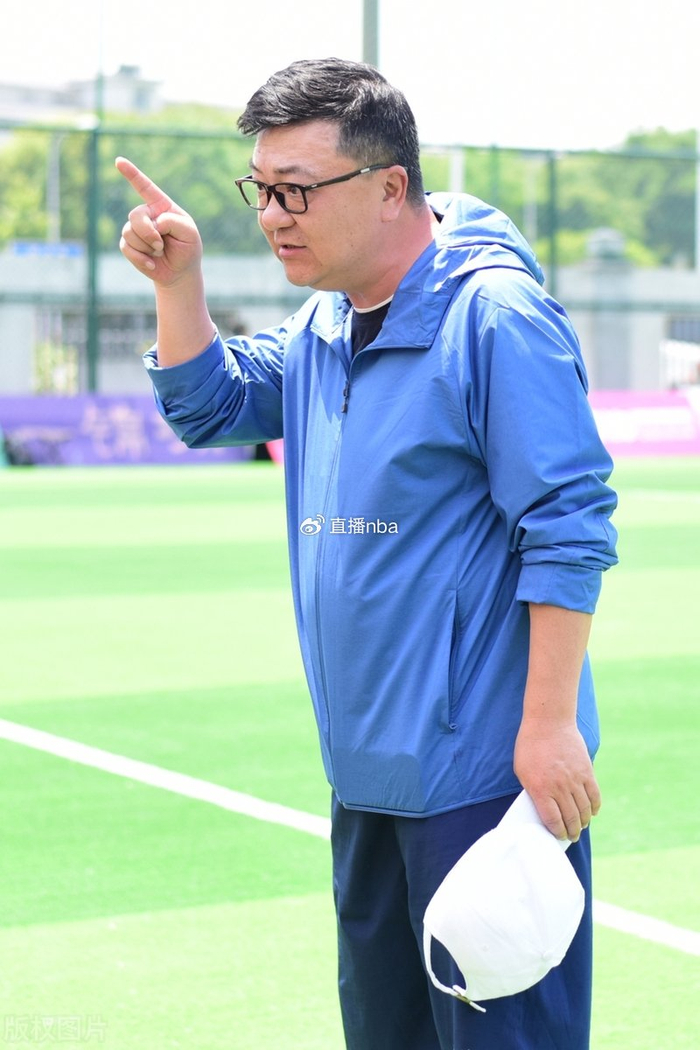 中国男足客场表现惊艳！三国脚联手助力两连胜，赛场激情四溢！