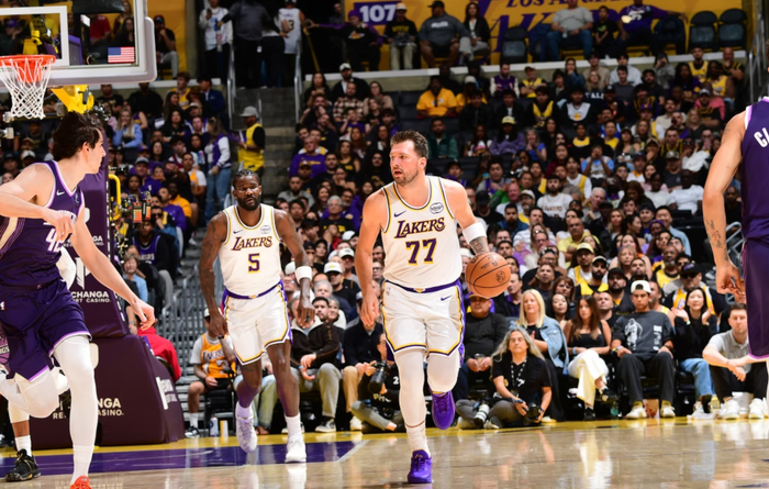 东契奇故意滑倒轰进神仙三分，赛后说是故意的！连续两场三节打卡