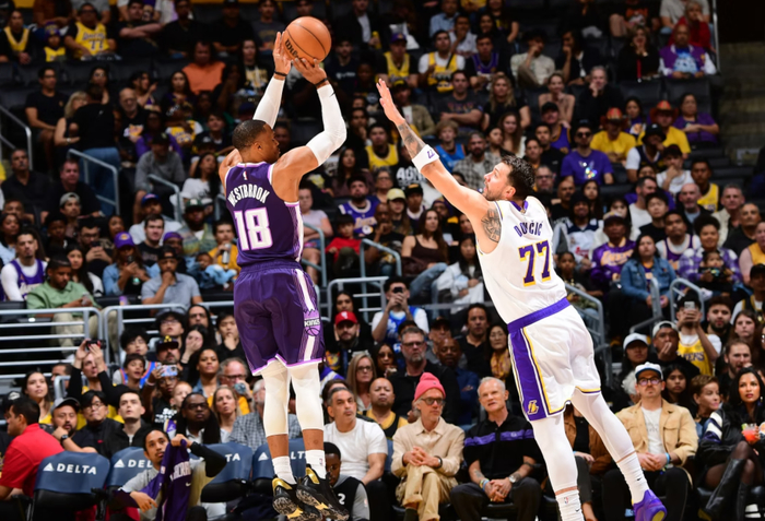 东契奇故意滑倒轰进神仙三分，赛后说是故意的！连续两场三节打卡