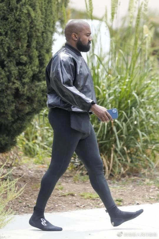 坎爷不惧吐槽继续穿“秋裤”出街！“袜子鞋”被嘲，新婚老婆火辣新婚出街秋裤_新浪新闻