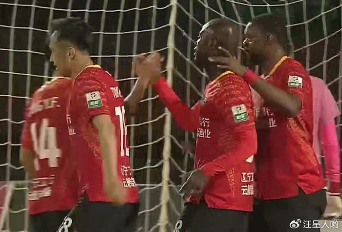 3-1！辽宁队半场大逆转，日本外援堪称“德布劳内”，对手获红牌