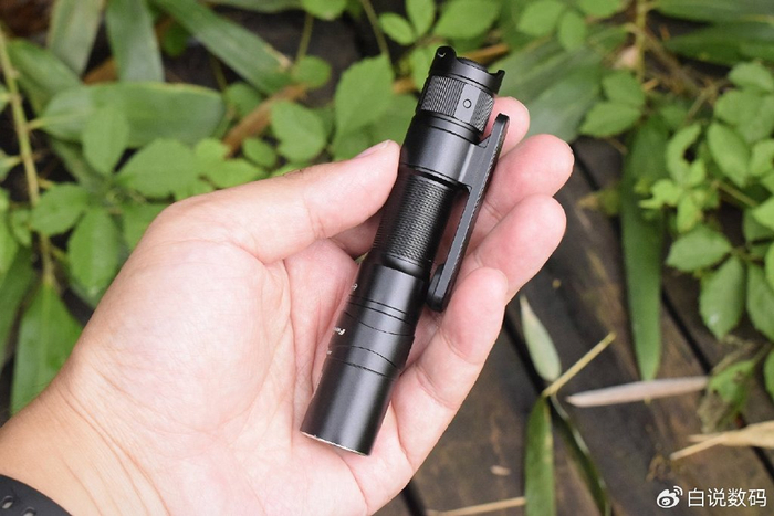 金属外壳手电筒 w700d1q75cms.jpg