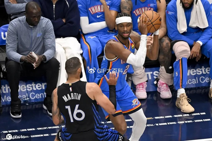 太狠了！亚历山大30+4+5+4隔扣打爆独行侠，123场20+历史第二