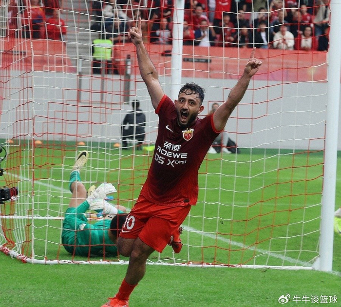 3-1！两大核心帽子戏法，10人海港客场凯旋，完胜韩国三连冠霸主