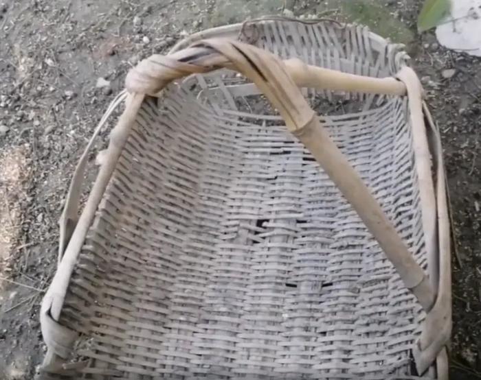 农村人用这件农具盛装沙土，还可以捉鱼用。你晓得它的名字吗？