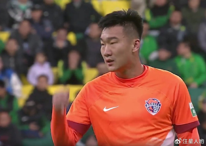 2-0！青岛队本想“趁火打劫”，却遭国安“反杀”，主力外援伤退