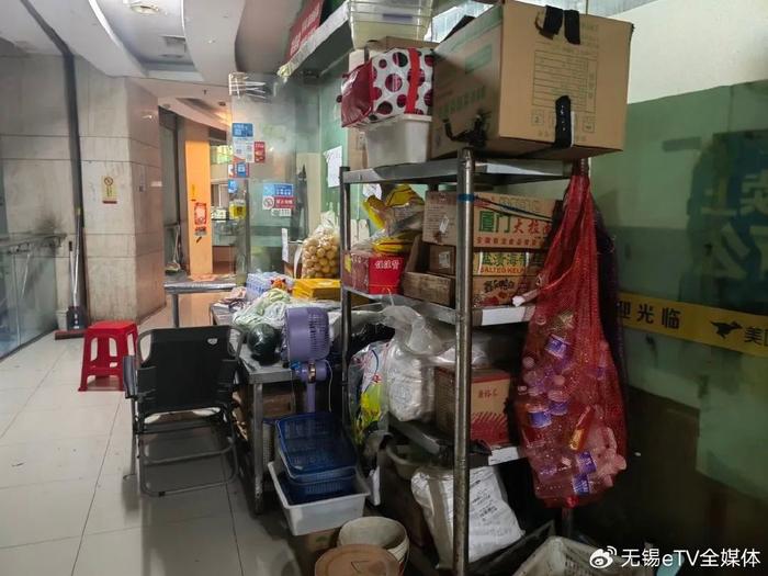 形容　　　　一排没有堂食　　专门制作外卖的小店　　扎堆营业
