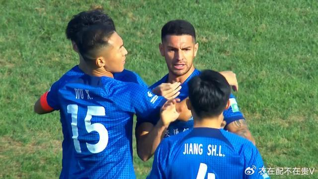 1-0，申花10人守住胜果，汪海健飞铲红牌不冷静