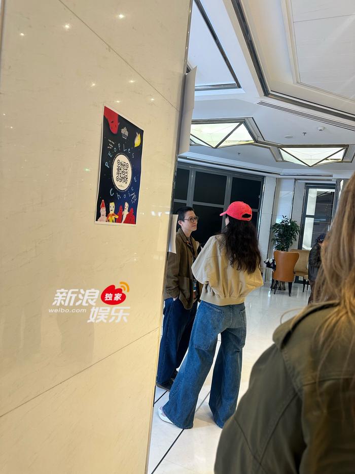 舒淇戛纳观看张子枫新片《花漾少女杀人事件》，与摄影指导余静萍交流