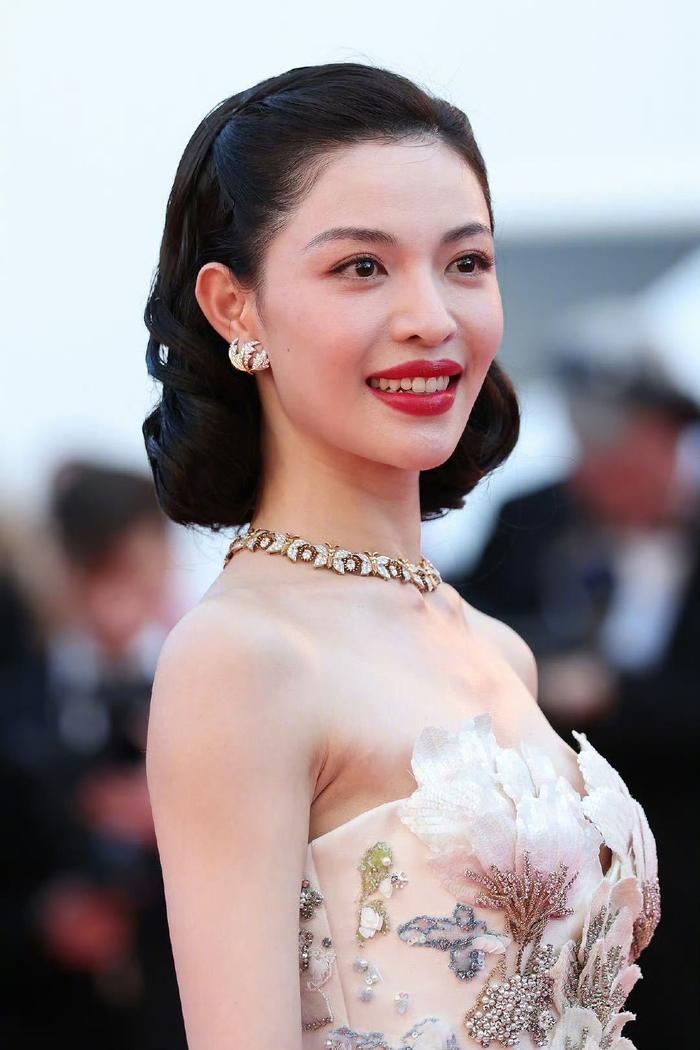 作品带来沉淀，也带来自信，钟楚曦在角色里生长，也在红毯上大放异彩