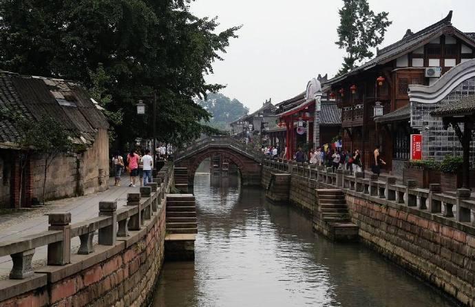 崇州古称蜀州，位于天府之国的腹心，成都市与西岭雪山之间……