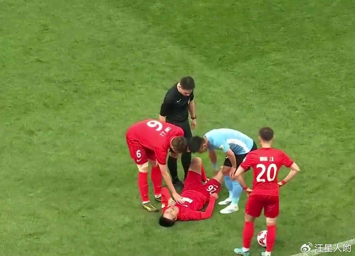 半场0-0！大连队与梅州“菜鸟互啄”，前场低迷，进攻套路凌乱