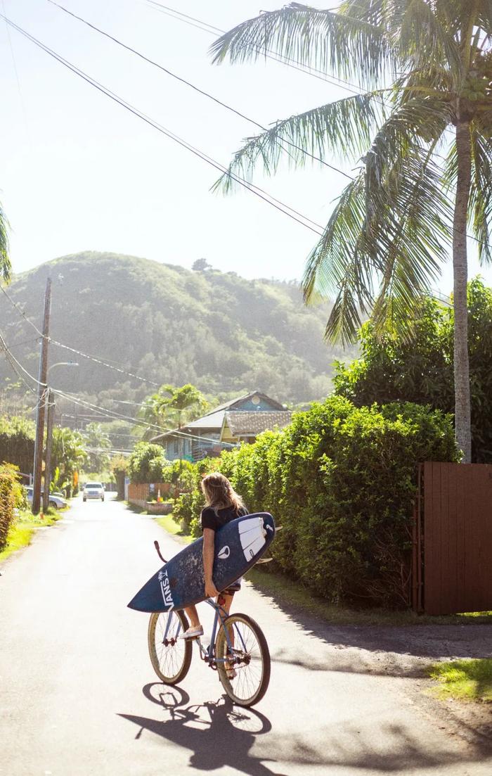 这个春季，Vans 再度联手著名冲浪手 Leila Hurst 推出 Vans x Leila