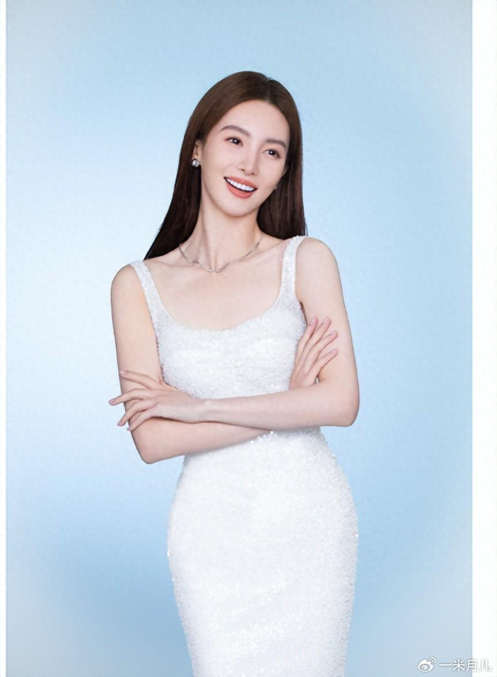 金晨白色长裙仙气十足, 尽显优雅气质 !