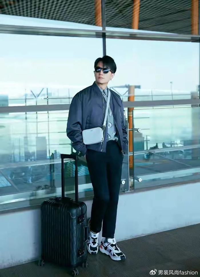 春季男士深蓝色飞行夹克搭配什么颜色裤装与内搭好看同时又显高级时尚(图4) 春季男士深蓝色飞行夹克搭配什么颜色裤装与内搭好看同时又显高级时尚(图4)
