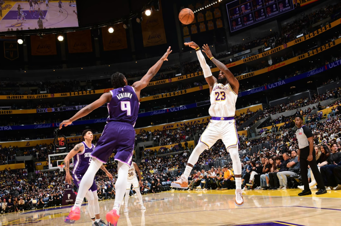 詹姆斯再创纪录，助攻升队史第五，41岁后21次20+历史第一！