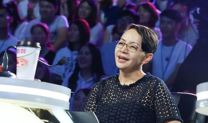 她是春晚小品女王,赵本山只能为她“作配”,三婚两离嫁亿万富豪