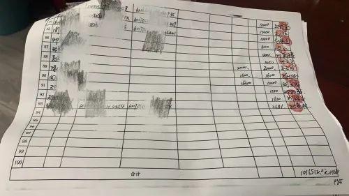 岳先生给记者看了一份工人工资清单，上面有93位工友，共计有近102万应发工资