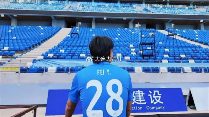 离别时刻终于来了！梭鱼湾挥别费主任，北看台最高礼仪致敬28号