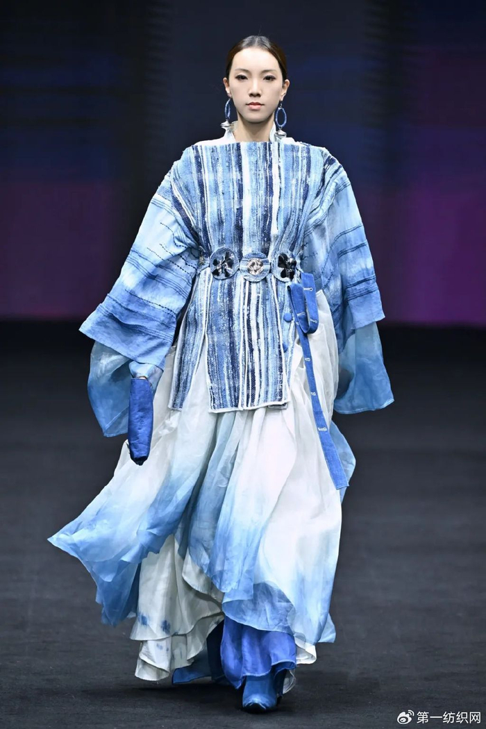 在线服饰 w700d1q75cms.jpg