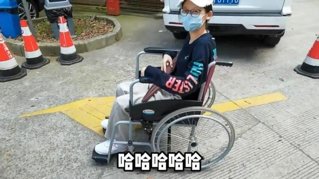 怎么推轮椅苗苗刚出月子就带娃游玩,坐轮椅被郑恺推着走,女儿Ana超可爱_新闻资讯_第3张_活检穿刺产品网 怎么推轮椅苗苗刚出月子就带娃游玩,坐轮椅被郑恺推着走,女儿Ana超可爱_https://www.jmylbn.com_新闻资讯_第3张