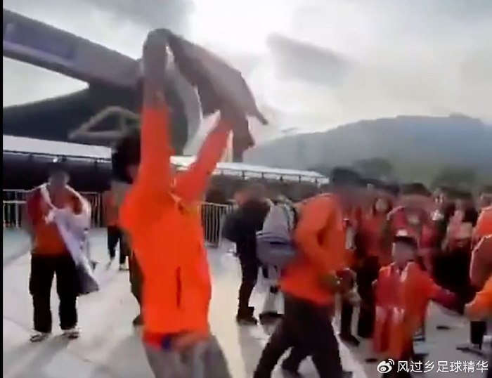败人品！泰山球迷赛前辱骂武磊+烧后者球衣 赛后掉眼泪，无脸见人