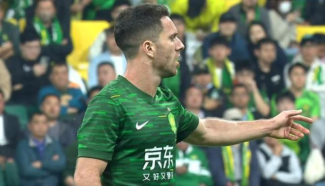 一场1-0让中超榜首易主！国安笑纳门将乌龙大礼，时隔16年再冲冠