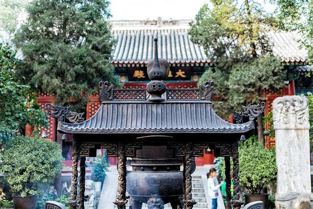 人间戏场法源寺：一座与死亡相关的千年寺庙，如今丁香花开动京城