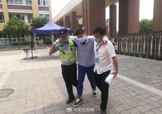 高考学生被病痛折磨 邯郸交巡警紧急救助