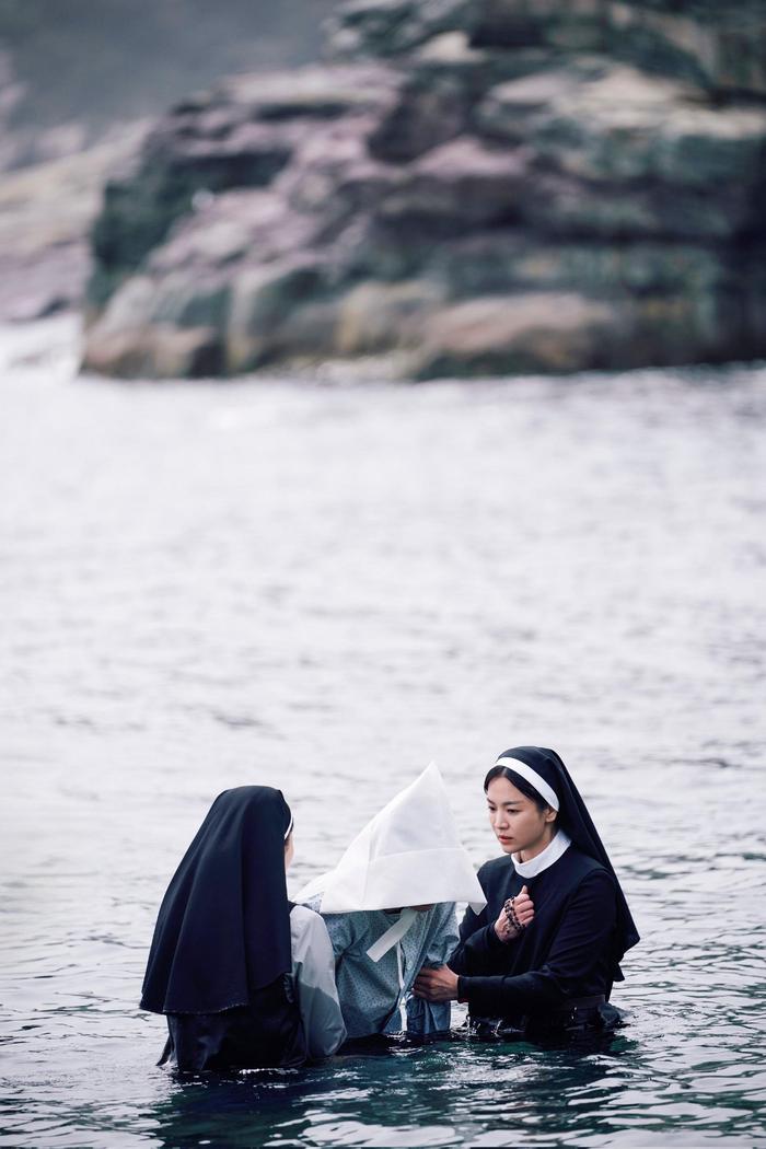 宋慧乔、全余赟主演电影《黑修女们》释出一组剧照，韩国院线明年1月24日公映