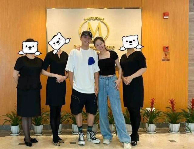 怎么推轮椅苗苗刚出月子就带娃游玩,坐轮椅被郑恺推着走,女儿Ana超可爱_新闻资讯_第1张_活检穿刺产品网 怎么推轮椅苗苗刚出月子就带娃游玩,坐轮椅被郑恺推着走,女儿Ana超可爱_https://www.jmylbn.com_新闻资讯_第1张