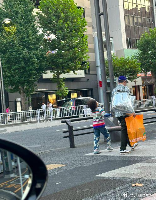 陈冠希和女儿在日本被偶遇，手里提着一袋本土玩具，女儿蹦蹦跳跳