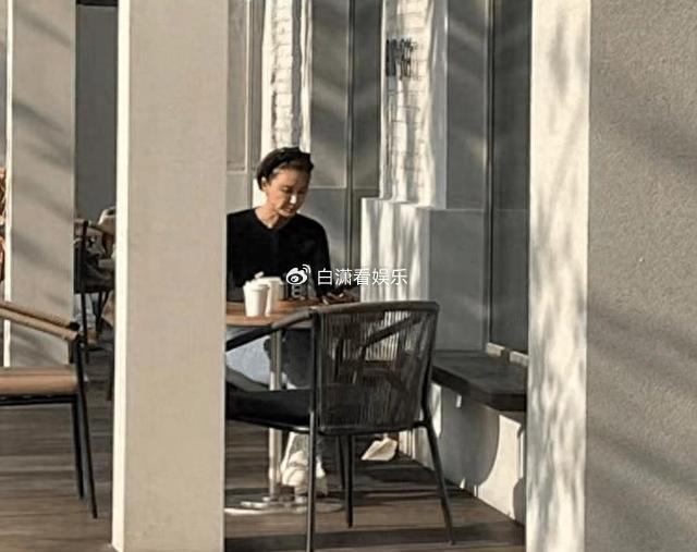 张歆艺带儿子游玩被偶遇,表情紧张身材苗条,网友直呼没认出来