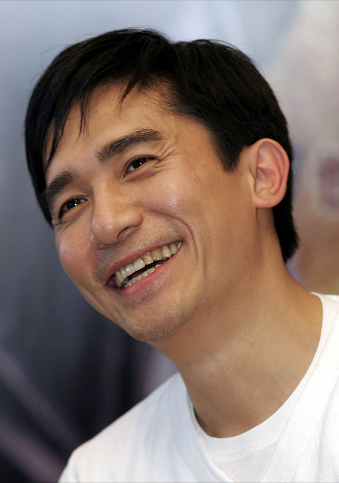 梁朝伟年轻时为了生计也努力活泼过，自从取得一定位置就彻底回归真实