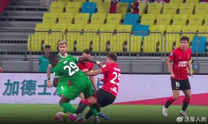 2-2！国安铁血扳平，台北球员戏耍国安后卫，球迷不满两队主帅