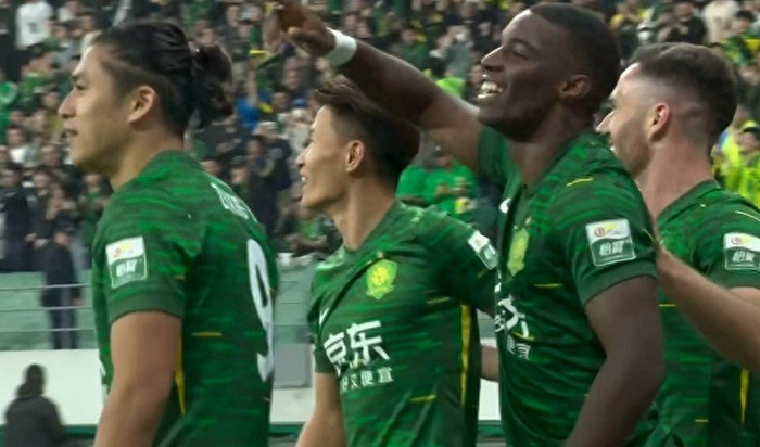 3张红牌！国安6-1逆转9人泰山，法比奥2射1传，裁判抢镜引发争议