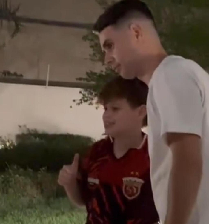 在续约关键时候 奥斯卡回到巴西度假 还跟穿上港球服小男孩合影