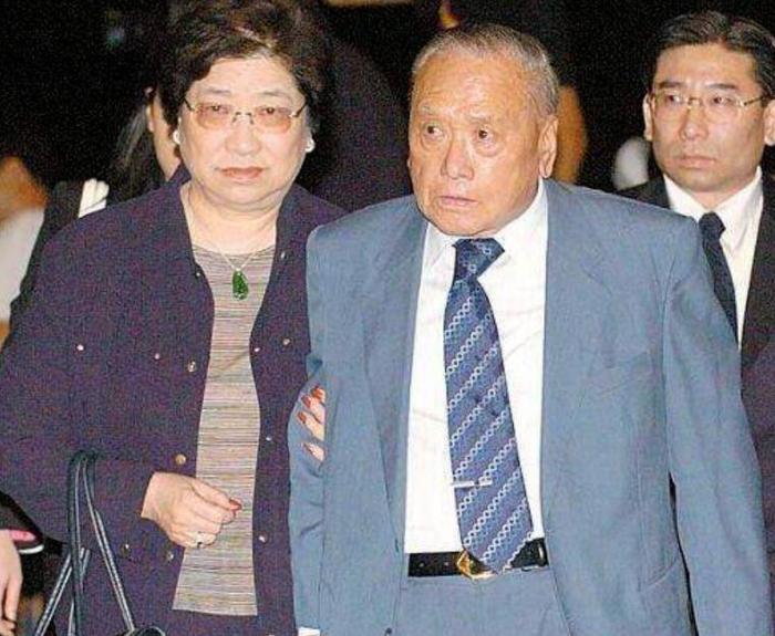 从电影院老板到地产大亨，再到娶妻妹为妻，最后万年凄凉