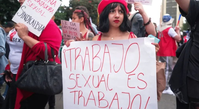 年满18岁，欧盟和美国的法律也禁止传播涉及18岁以下未成年人的色情内容。