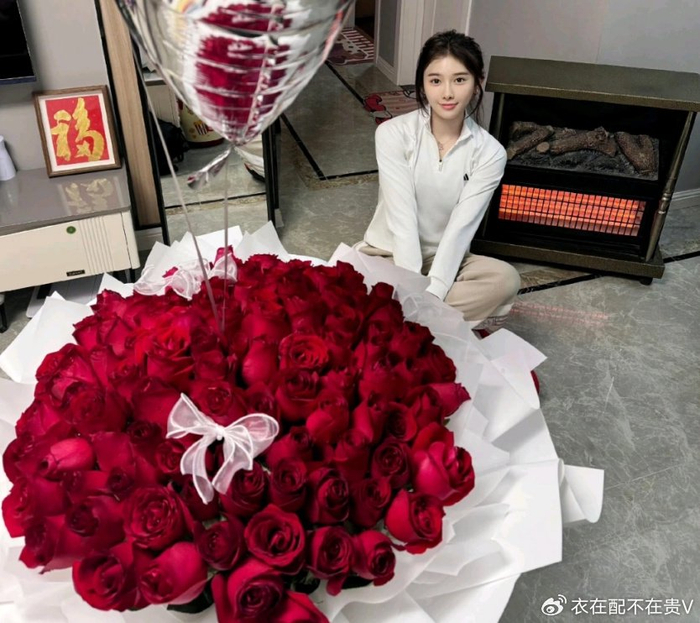吴艳妮官宣恋爱？晒玫瑰花+4万项链！男友疑似曝光 网友：变模样了