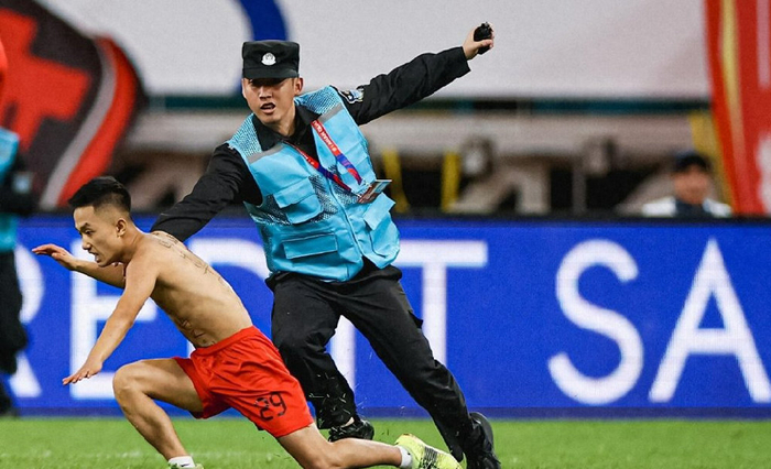 国足战日本，冲场的小子判了！官方：行拘10日，罚款500元+禁观赛