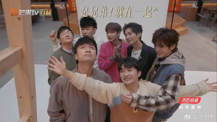 很治愈!周深回复网友见到偶像胡歌又幸福了,努力做自己是有用的