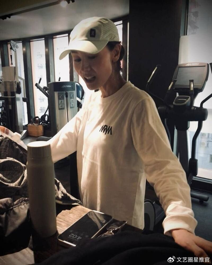 53岁李嘉欣健身房素颜照曝光,不愧是最美港姐